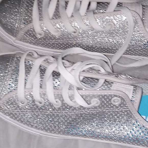 Shoes - Picture 3 of 7